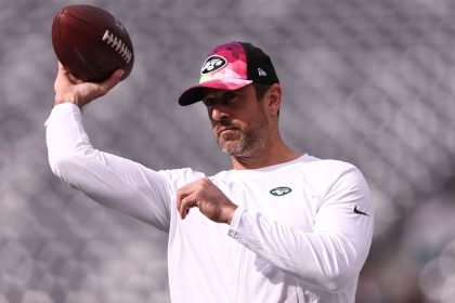 Jets' Rodgers, sans crutches, throws in warmups
