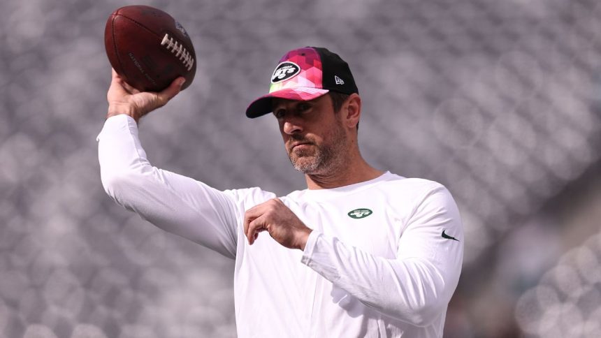 Jets' Rodgers, sans crutches, throws in warmups
