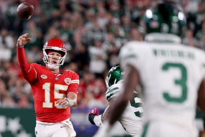 Mahomes: Chiefs' passing-game problems on me