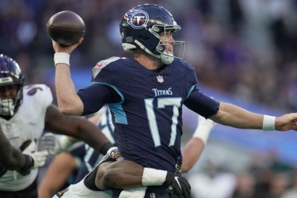 Titans' Tannehill suffers ankle injury, carted off