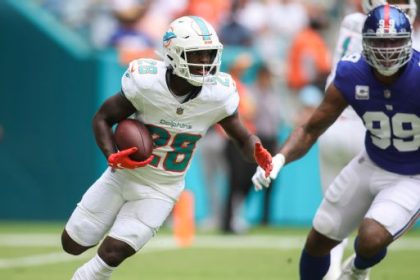 Tyreek Hill's 69-yard touchdown extends Dolphins lead