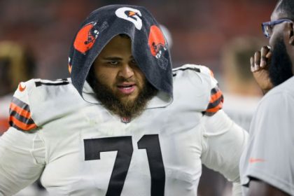 Browns left tackle Wills carted off with knee injury