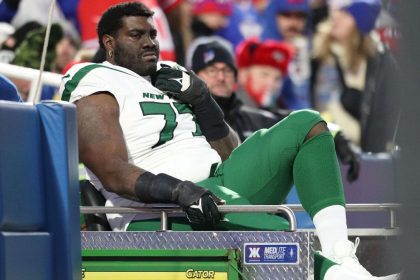 Jets' OL takes another blow as Becton carted off