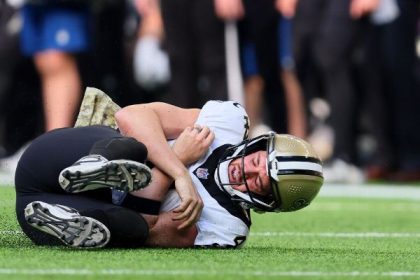 Saints lose Carr, Thomas to injuries vs. Vikings