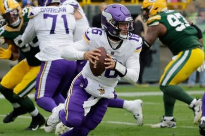 Citing turnovers, Vikes bench QB Mullens for Hall