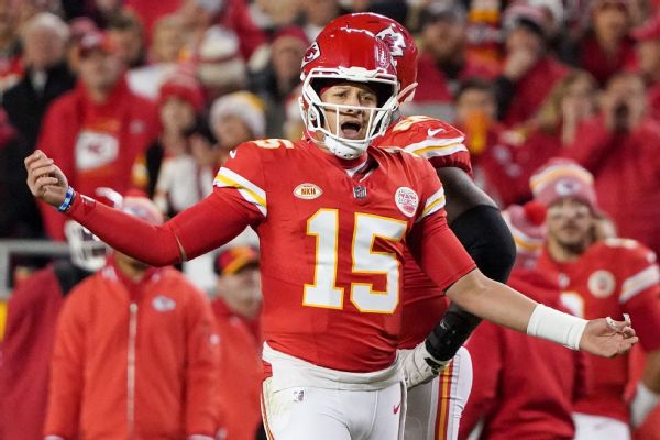 Mahomes accepts penalty for blasting officials