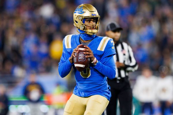 Oregon lands QB Moore from UCLA, source says