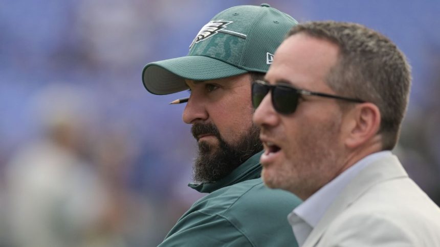 Patricia takes over playcalling for Eagles' defense