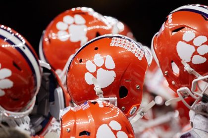 DE Watford, No. 31 in '25, commits to Clemson