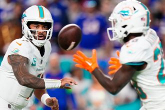 De'Von Achane, Tyreek Hill TDs help Miami take halftime lead