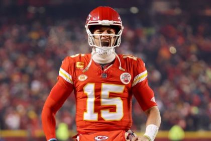 Patrick Mahomes, defense fuel Chiefs' wild-card win over Dolphins