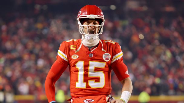 Patrick Mahomes, defense fuel Chiefs' wild-card win over Dolphins