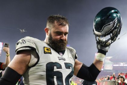 Sources: Kelce tells Eagles teammates he'll retire