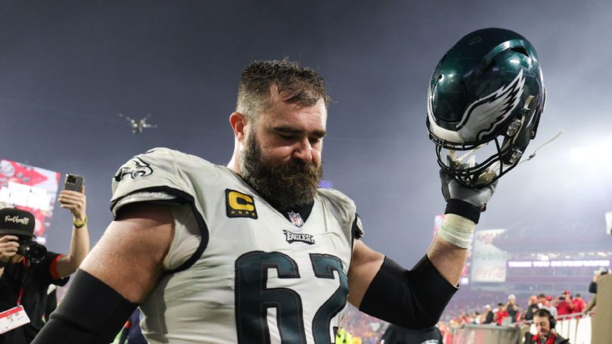 Sources: Kelce tells Eagles teammates he'll retire