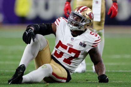 49ers' Greenlaw tears Achilles running onto field