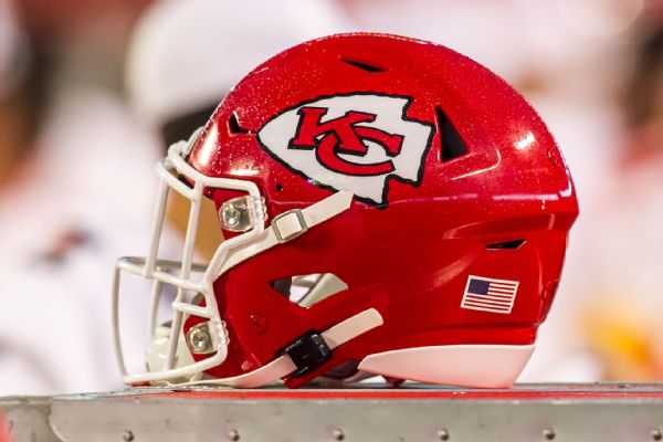 Chiefs OL calms boy with WWE belt after shooting