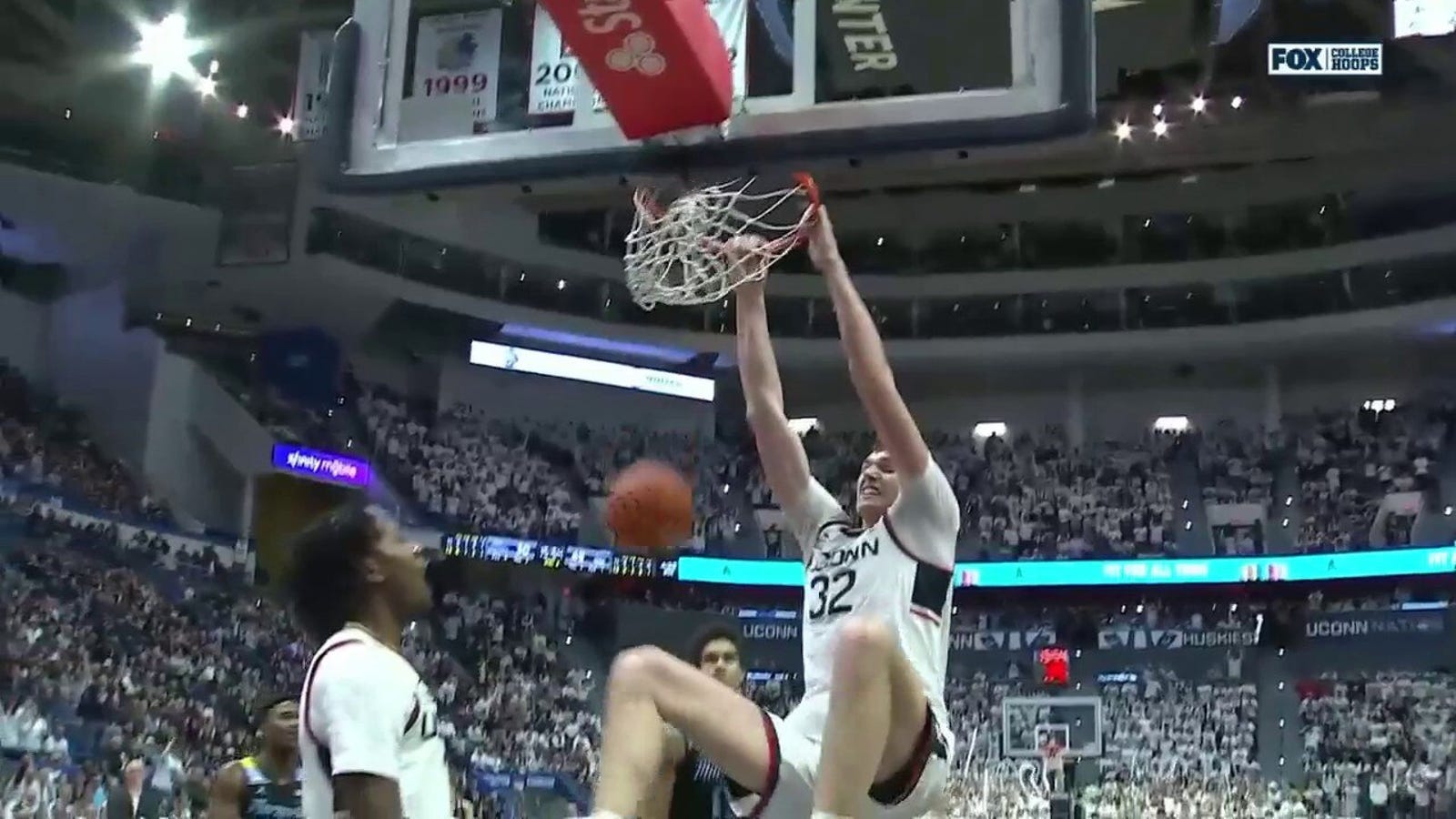 Donovan Clingan throws down a dunk to extend UConn's lead over Marquette