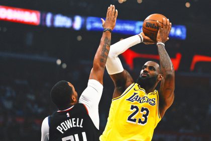 LeBron James outscores Clippers in fourth quarter as Lakers overcome 21-point deficit