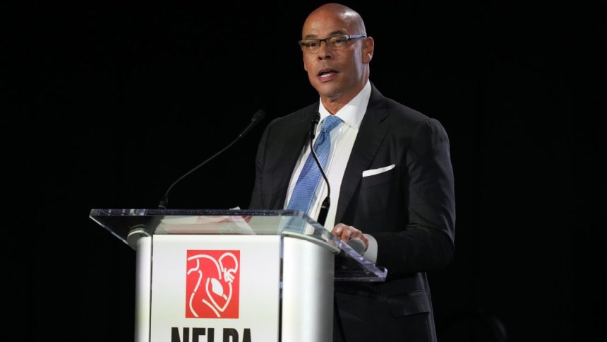 NFLPA says 92% of players want grass over turf