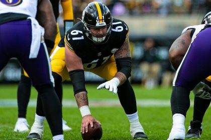 Steelers release starting center Cole, save $5M