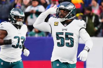 Eagles to bring back DE Graham for 15th season