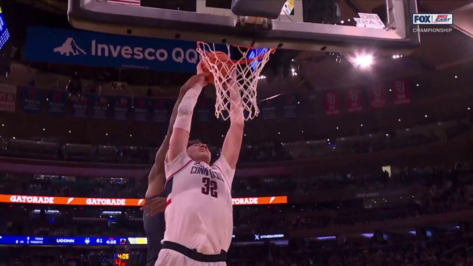 Tristen Newton throws a GORGEOUS no-look dime to Donovan Clingan in UConn's 73-57 victory over Marquette