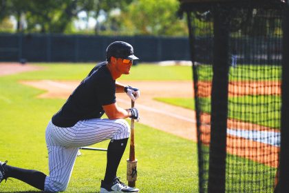 DJ LeMahieu leaves 1st minor league rehab game in 2nd inning with sore right foot