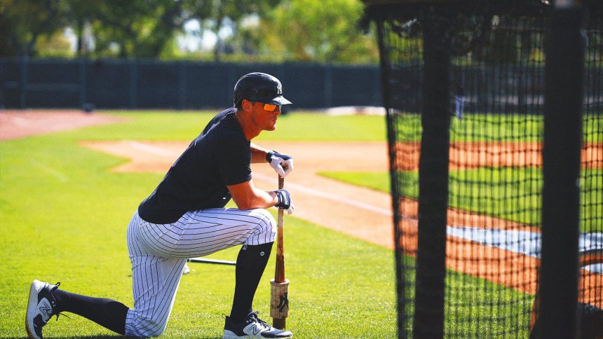 DJ LeMahieu leaves 1st minor league rehab game in 2nd inning with sore right foot