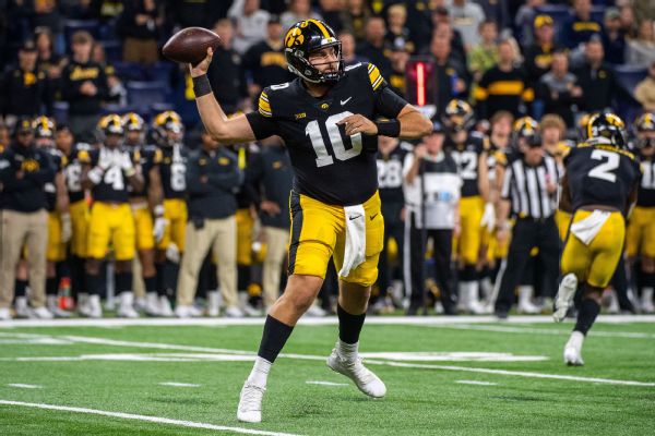 Iowa quarterback D. Hill enters transfer portal