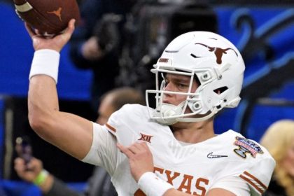 Manning dazzles with 3 TDs in Texas' spring game