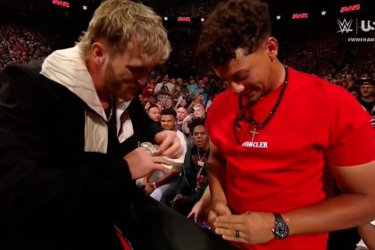 Patrick Mahomes gives Super Bowl rings to Logan Paul to punch Jey Uso with | WWE on FOX