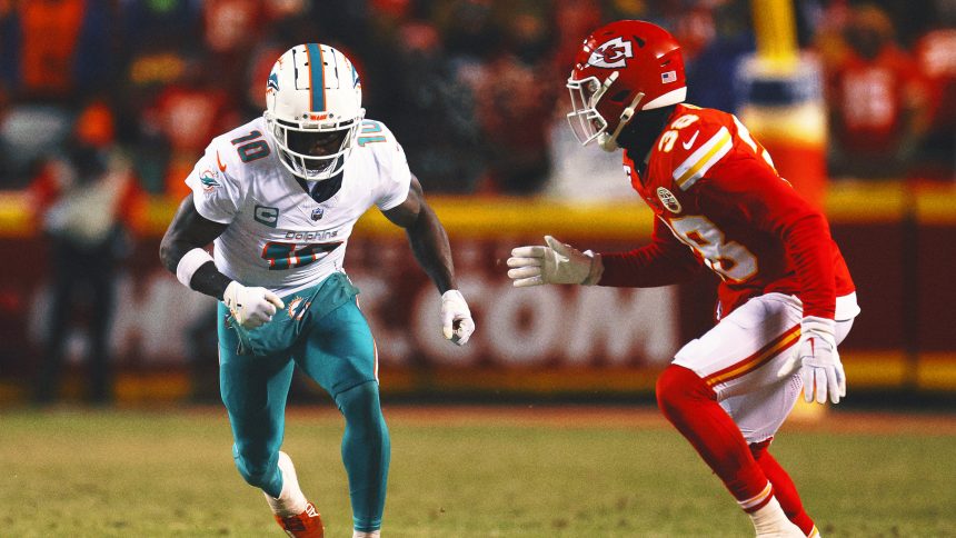 Tyreek Hill reveals Mike McDaniel called him out following playoff loss to Chiefs