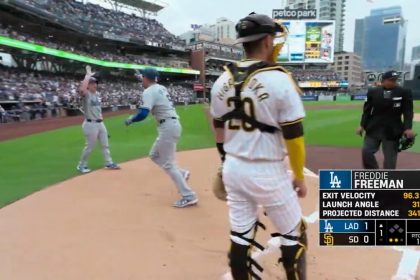 Freddie Freeman squeaks one inside the foul pole to give Dodgers an early 1-0 lead over Padres