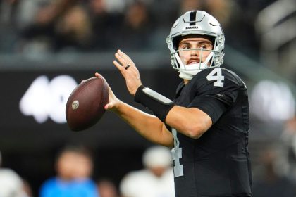 Raiders' O'Connell gets first snap over Minshew