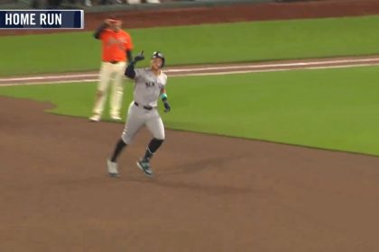 Aaron Judge demolishes his SECOND home run over the night, extending Yankees lead over Giants