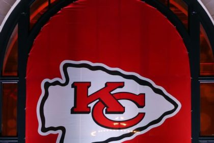 Bill approved to lure Chiefs, Royals to Kansas