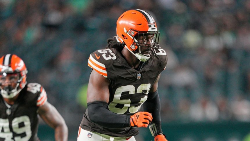 Browns DE crashes car into restaurant, arrested