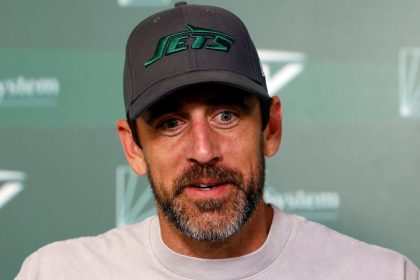 Jets QB Rodgers, DE Reddick not at minicamp