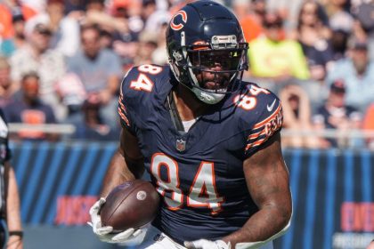 TE Lewis re-signs with Bears for 19th NFL season