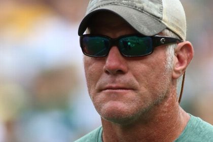 Favre looks to revive defamation suit vs. Sharpe