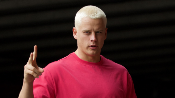 Joe Burrow reports to training camp with new buzz haircut