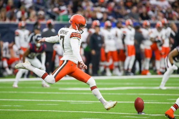 Sources: Browns extend Hopkins after career year