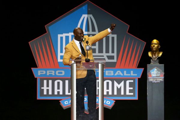 Terrell Davis says he was unjustly pulled off flight