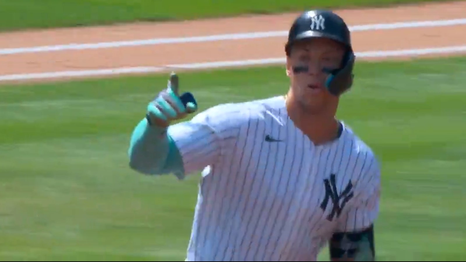 Aaron Judge CRUSHES his 50th home run of the season to give Yankees a 2-1 lead over Rockies