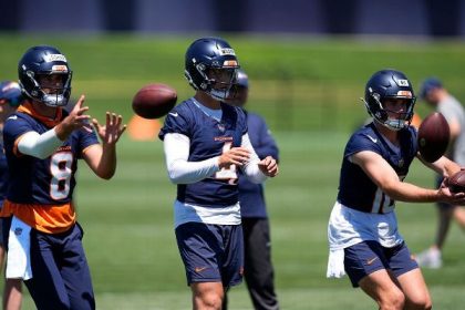 Broncos to keep same cadence during QB battle