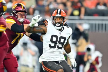 Browns DE Smith carted off with knee contusion