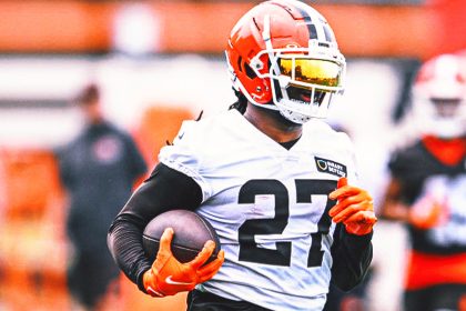 Browns RB D'Onta Foreman suffers head injury at practice, air lifted to hospital