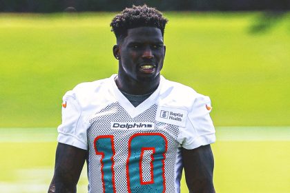 Dolphins' Tyreek Hill agrees to three-year, $90 million restructured deal