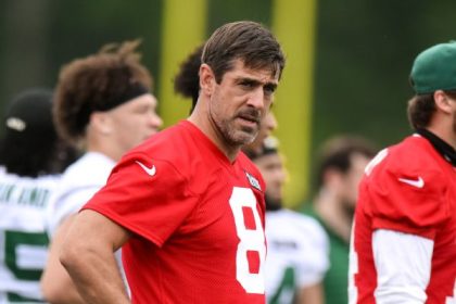 'Forward-thinking' Jets sit Rodgers at wet practice