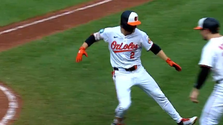 Gunnar Henderson blasts a two-run home run to extend Orioles' lead over Red Sox